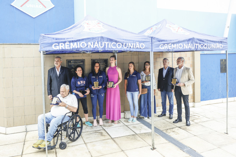 Atletas estiveram na cerimônia de descerramento de duas placas próximas às piscinas do clube