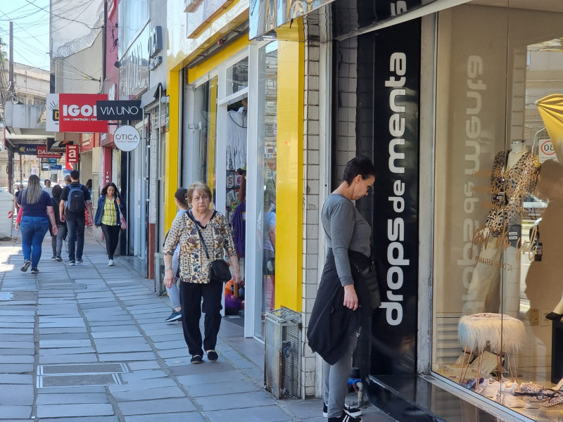 Lojas de rua definem o horário de abertura; shoppings têm seu próprio sistema de operação 