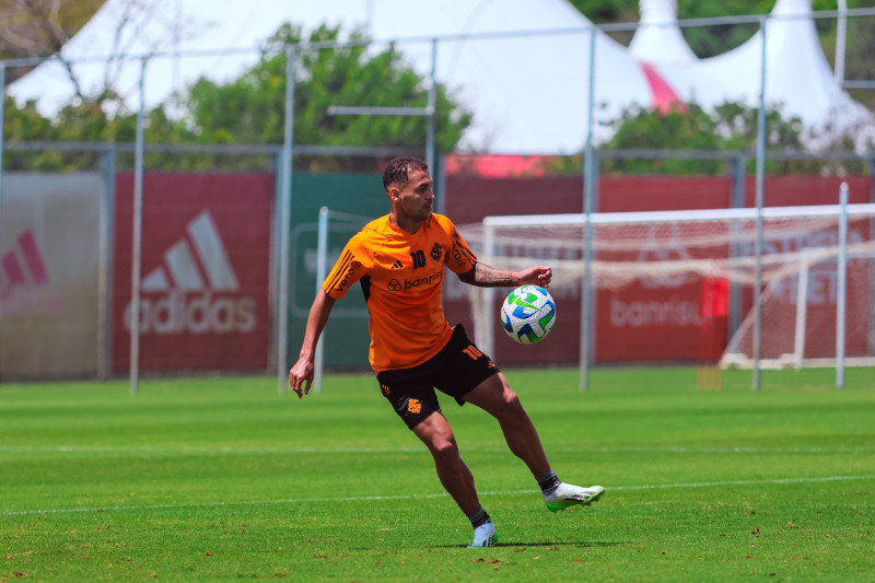 Paralelo aos treinos, Alan Patrick negocia renovação contratual com o clube