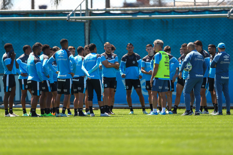 Técnico gremista reforçará a defesa por conta dos desfalques no meio-campo