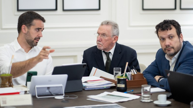 Acompanhado do chefe da Casa Civil, Arthur Lemos, Leite se reuniu com o presidente do IPE Saúde, Paulo Afonso Oppermann