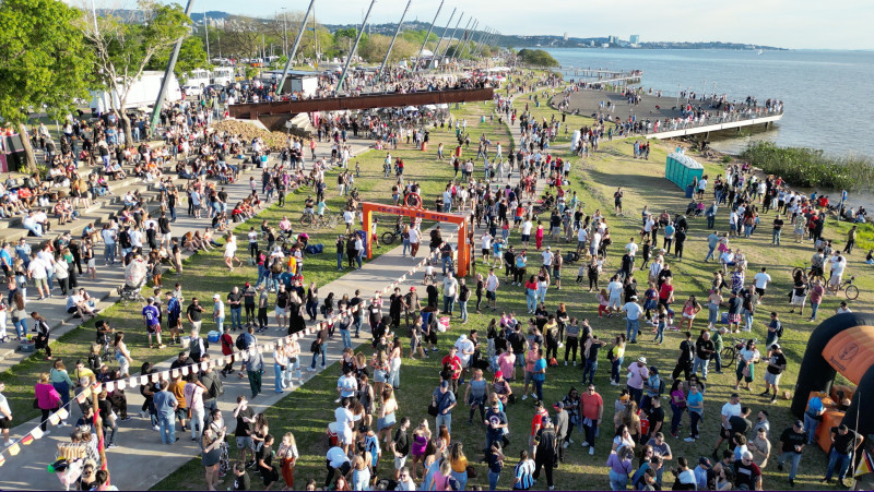 Oktoberfest começa a tomar forma: estruturas dos dois palcos estão sendo  montadas na Orla