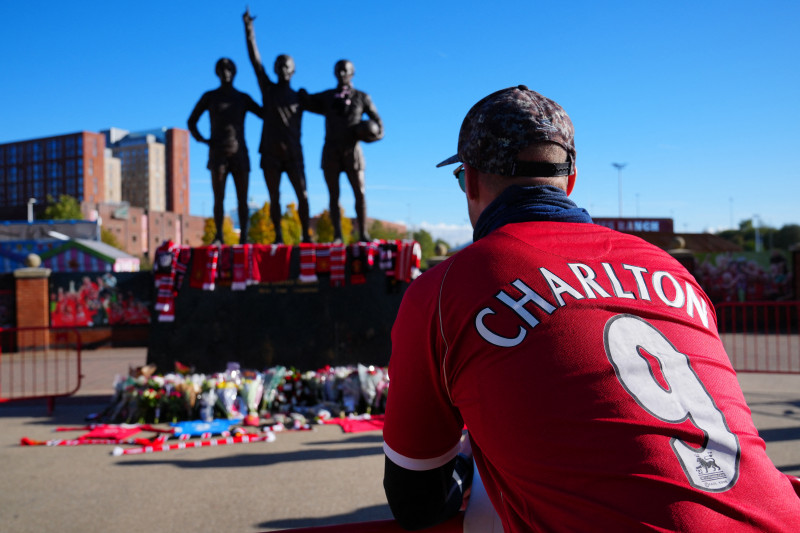 Bobby se eterniza como um dos maiores ídolos da história do Manchester United