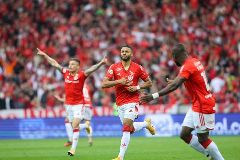 Valencia (duas vezes), Alan Patrick, Wanderson, Bustos, Luiz Adriano e Kevyson (contra) marcaram os gols colorados na goleada por 7 a 1