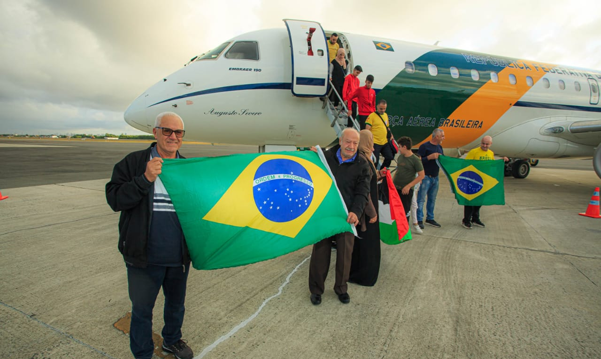 Na primeira parada na volta ao Brasil, 32 brasileiros desembarcaram na capital pernambucana