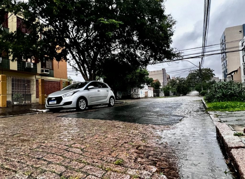 Chuva e ventos foram registrados ao longo da tarde, mudando a cena do feriado na Capital 