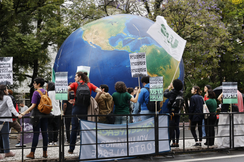 Manifestantes da Marcha pelo decreto de emergência climática no Rio Grande do Sul se concentraram em frente ao Piratini