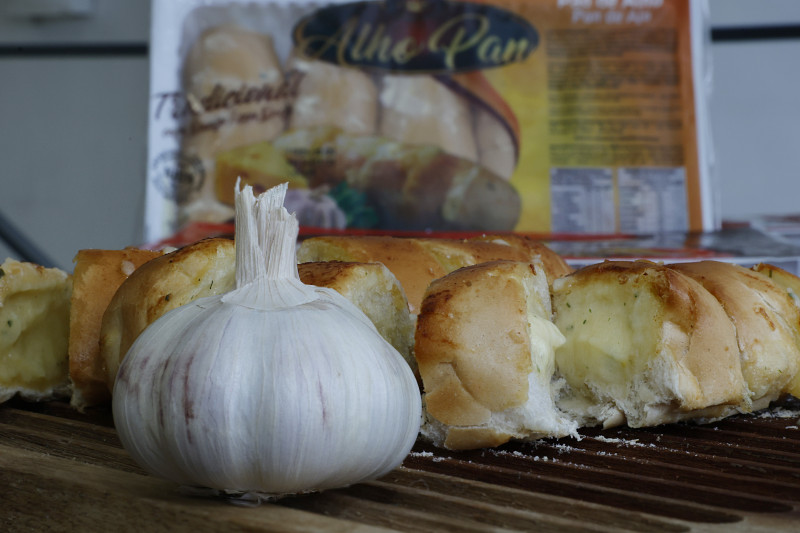 Desde 2021, o p&atilde;o de alho pode ser encontrado nas prateleiras dos mercados do Paraguai Foto: T&Acirc;NIA MEINERZ/JC