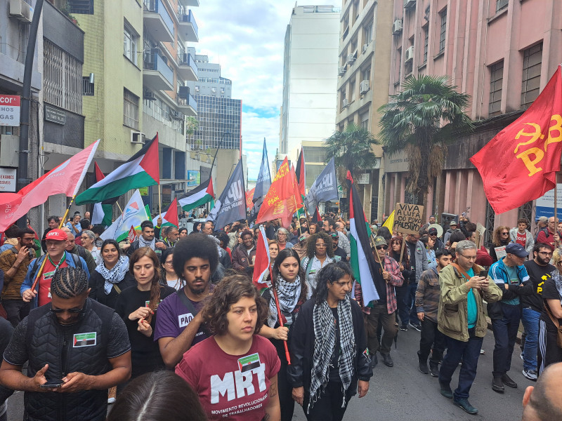 Segundo estimativa dos organizadores, cerca de 2 mil pessoas estiveram presentes na caminhada que se somou às outras diversas manifestações em todo o País no decorrer deste sábado (4)