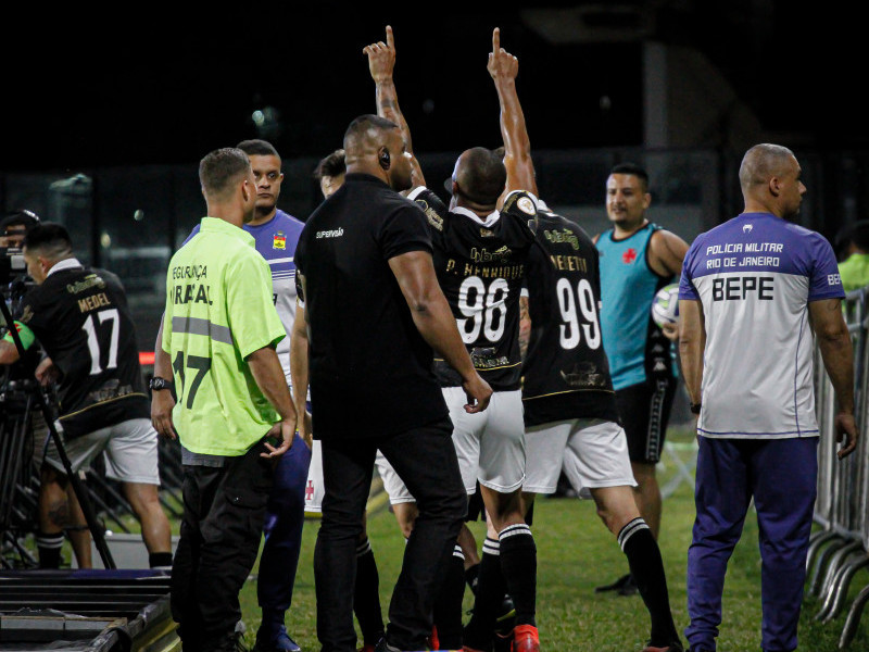 Santos goleia Vasco e deixa Z4