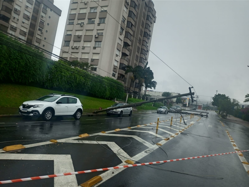 No bairro Partenon, postes de energia caíram devido aos fortes ventos