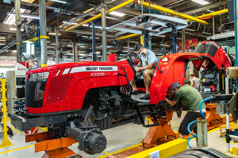 AGCO produz tratores em Canos e utiliza tecnologia avançanda em sua planta