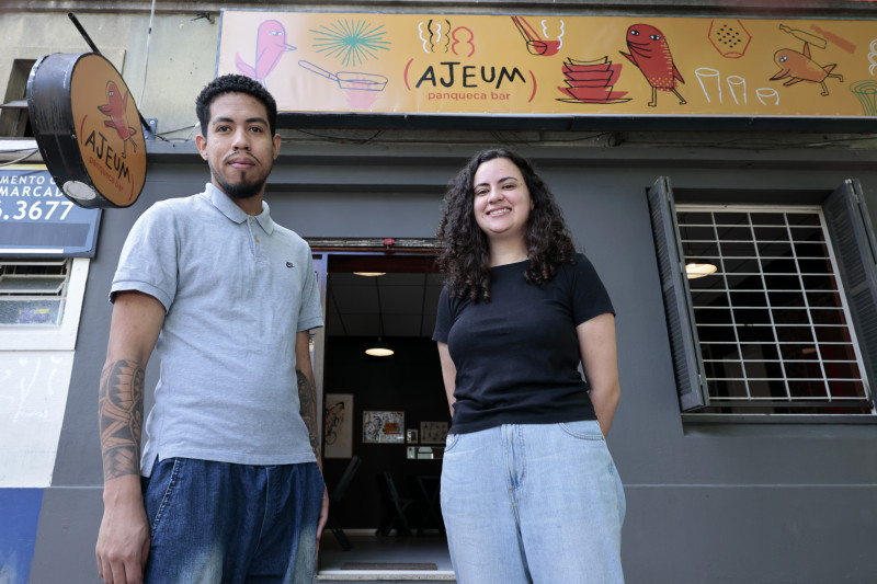 Marcelo Chesim e Manoela Rodrigues s&atilde;o s&oacute;cios no Ajeum Panqueca Bar  Foto: T&Acirc;NIA MEINERZ/JC