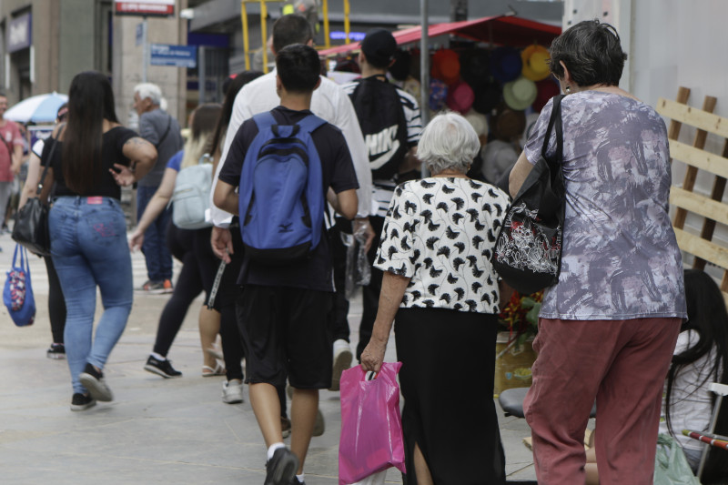 Faixa dos mais de 60 anos somou mais de R$ 1 trilhão de renda em 2023 no Brasil