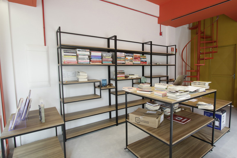 O empreendimento une livraria e cafeteria e busca promover um espa&ccedil;o para encontros culturais Foto: FERNANDA FELTES/JC