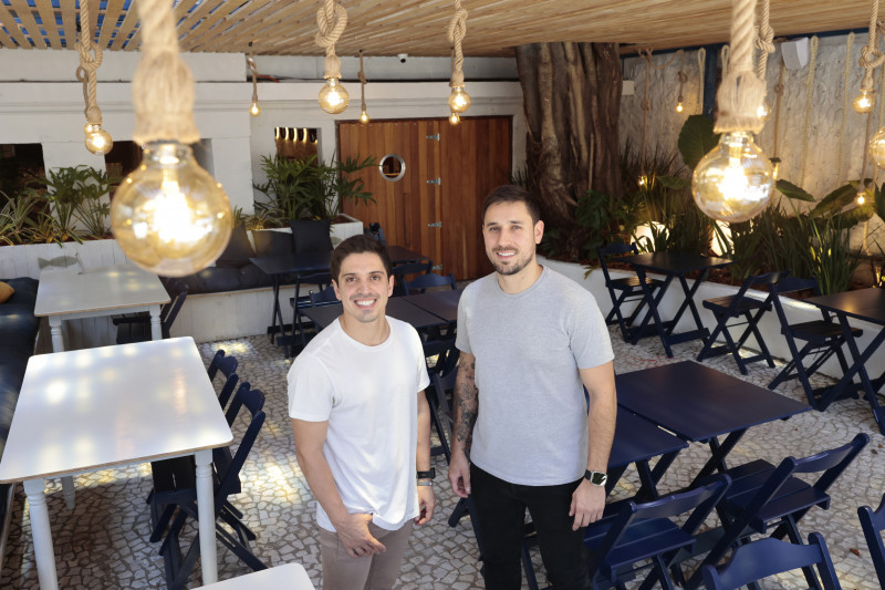 Marcos Bueno e Guilherme Santos s&atilde;o s&oacute;cios no Tasca, restaurante com culin&aacute;ria portuguesa que abriu as portas no bairro Moinhos de Vento Foto: T&Acirc;NIA MEINERZ/JC