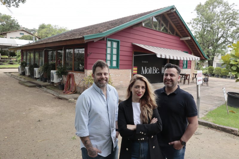 Fernando Quines, Roberta Duarte e Leandro Bulsing s&atilde;o s&oacute;cios no Espa&ccedil;o Catal&atilde;o, que opera dentro da Floricultura Winge, na zona sul de Porto Alegre
 Foto: T&Acirc;NIA MEINERZ/JC 