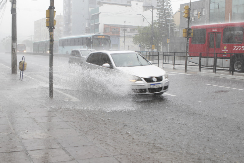 Dias mais críticos serão entre terça e quinta-feira, com eventual queda de granizo e rajadas de vento de 70 a 100km/h