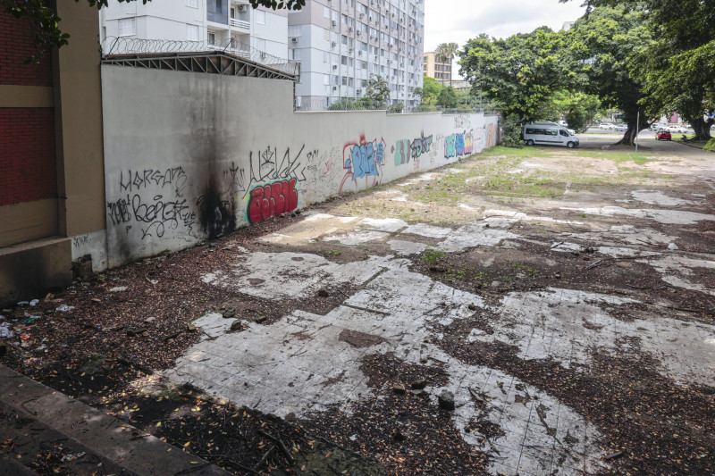 Terreno na avenida Osvaldo Aranha, quase no acesso ao Túnel da Conceição, está desocupado; vereadores autorizaram venda do imóvel