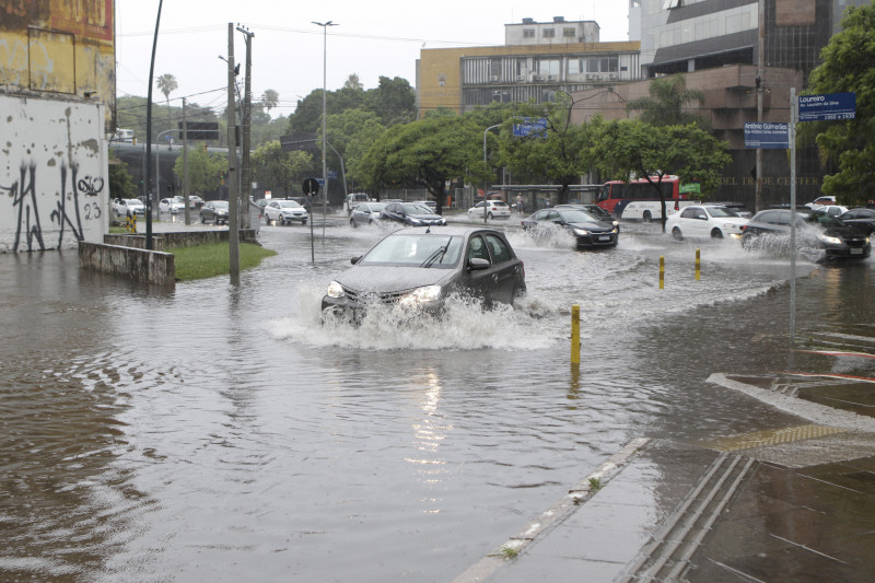 Os alagamentos após pancadas de chuva têm sido frequentes na capital gaúcha