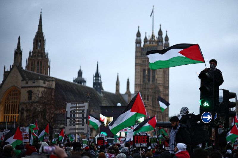 Os manifestantes agitaram bandeiras palestinas