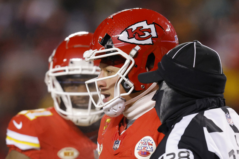 O quarterback Patrick Mahomes encarou de frente o adversário e o capacete levou a pior