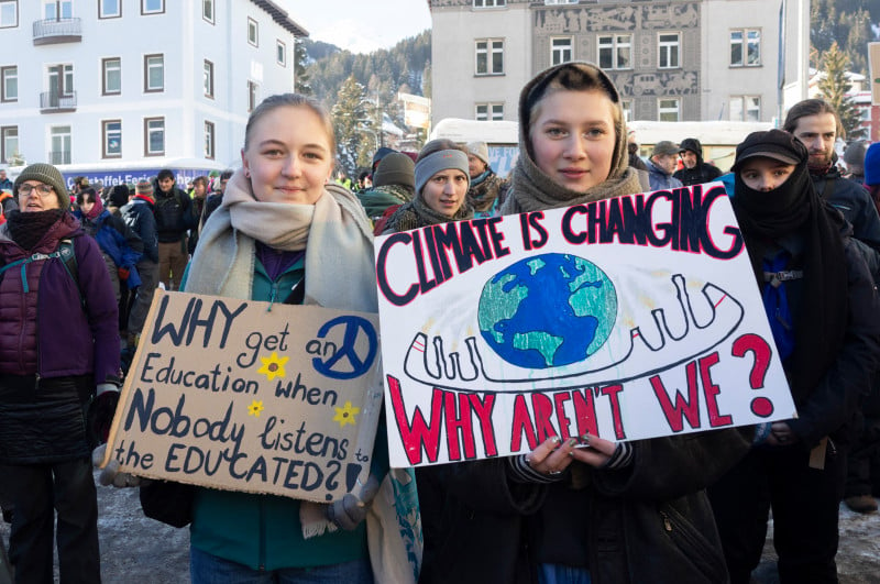 Na véspera do início do Fórum, ativistas protestaram contra as mudanças climáticas