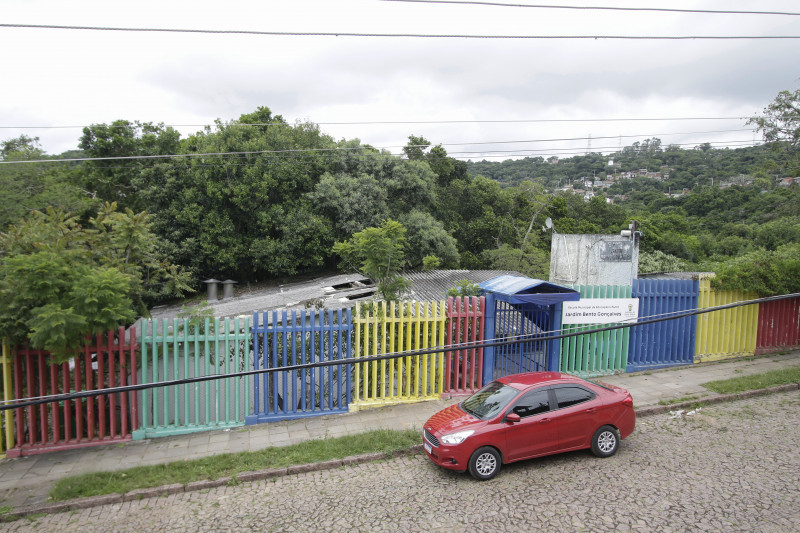 A EMEI Jardim Bento Gonçalves, no bairro Partenon, foi destelhada no temporal