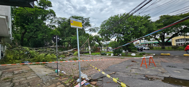 Em Porto Alegre, diversos bairros estão sem luz desde a noite de terça-feira