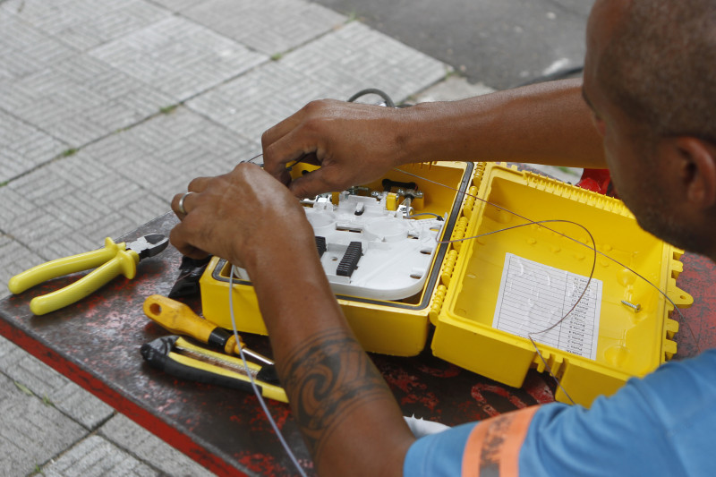 Empresas trabalham nos sinais de TV a cabo, internet e fibra ótica