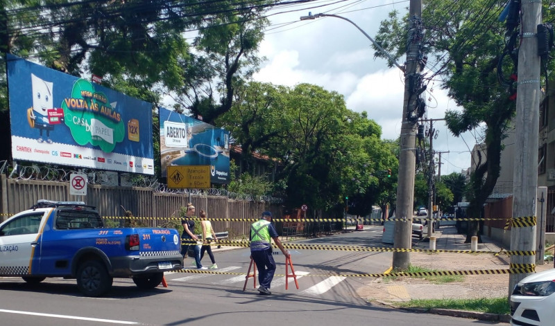 A rua Lima e Silva entre a Ipiranga e a Dr. Sebastião Leão foi bloqueada no final da manhã