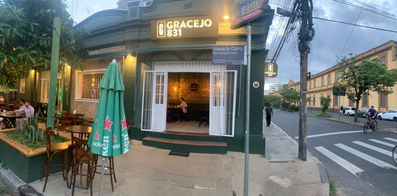 Restaurante Gracejo 831 na Avenida Venâncio Aires, esquina com a rua Vieira de Castro