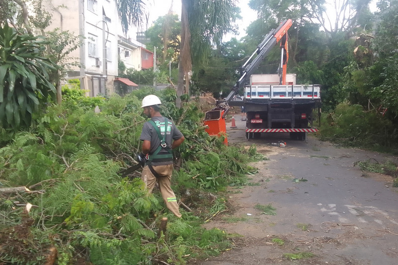 Equipes seguem trabalhando na limpeza e desobstrução das ruas