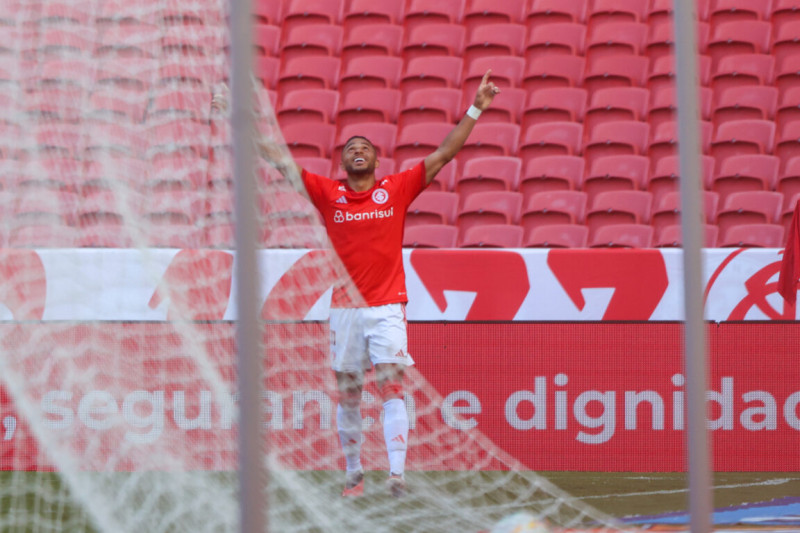 Wanderson marcou o gol que garantiu os primeiros três pontos 