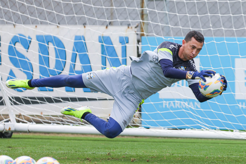 Marchesín ficou no banco de reservas na derrota para o Caxias