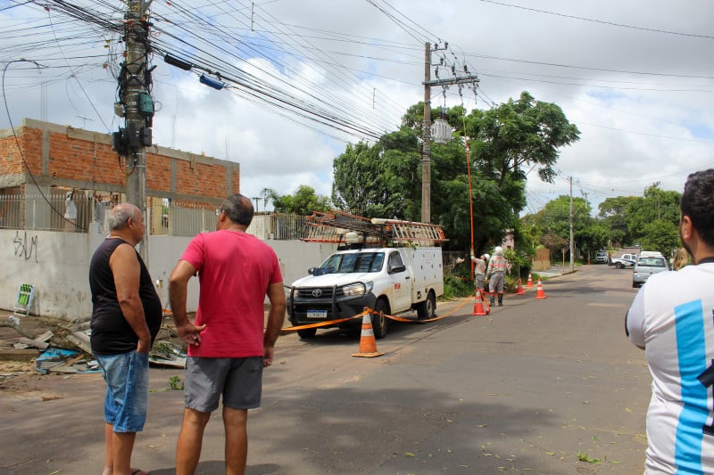 Equipes da RGE trabalham em Cachoeirinha; liminar na Justiça definiu multa diária de R$ 50 mil, caso energia não seja 100% restabelecida