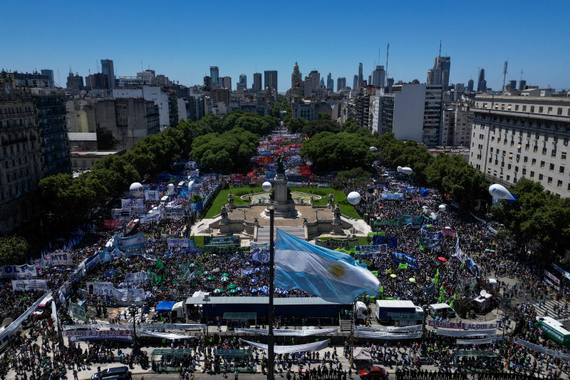 Milhares de pessoas tomaram as ruas de Buenos Aires; 'pátria não se vende' eram as palavras de ordem