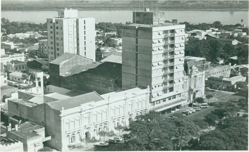 Palácio Rio Branco, sede da prefeitura (e); Cine Corbacho no térreo do edifício (c); e Clube Comercial (d), prédios históricos no coração cultural de Uruguaiana