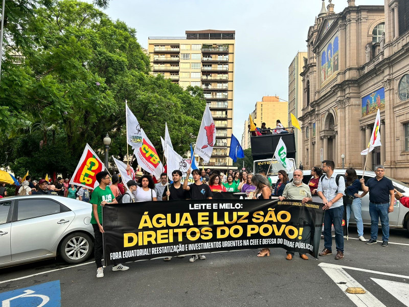 Grupo se reuniu na Praça da Matriz e depois seguiu até o Paço Municipal em Porto Alegre