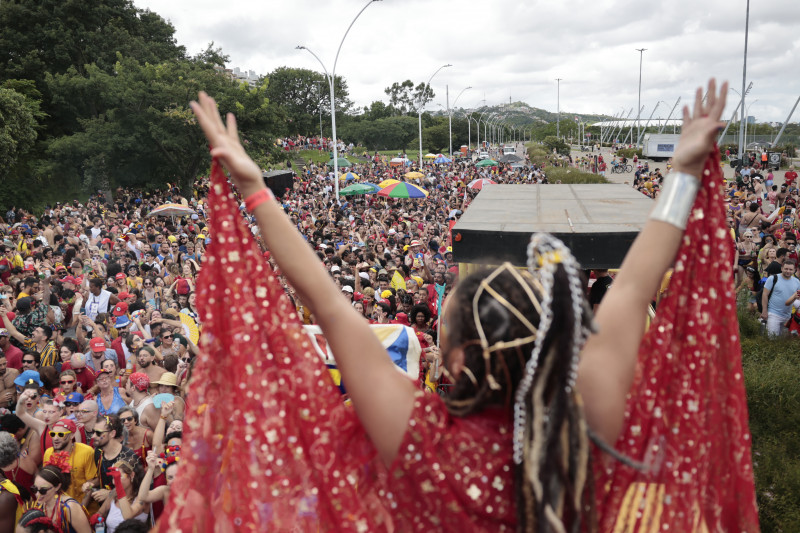 O cortejo aconteceu na manhã deste domingo (28) e reuniu uma multidão na Capital