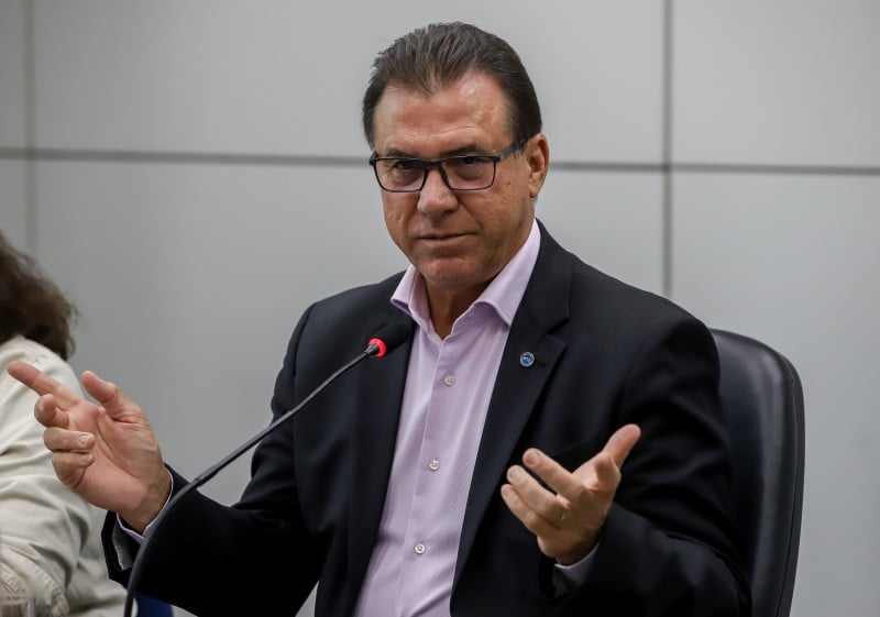 Ministro do Trabalho, Luiz Marinho critica com veemência o que ele chama de 'chantagem do mercado'