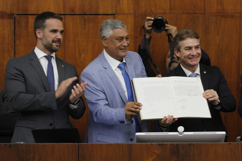 Com a presença do governador Eduardo Leite, o deputado Vilmar Zanchin transferiu a presidência da ALRS ao deputado Adolfo Brito