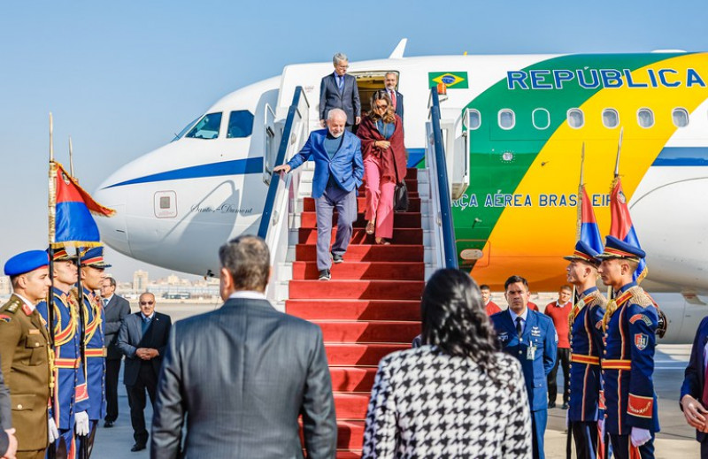 O presidente chegou por volta de 9 horas (horário local) e seguiu para o Palácio Qubba