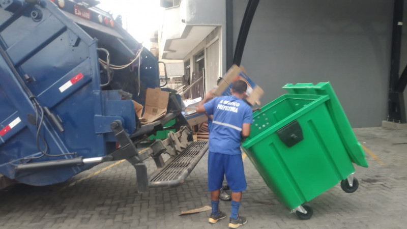 Falta de lixeiras nas casas e desrespeito às cores dos sacos prejudicam o serviço 