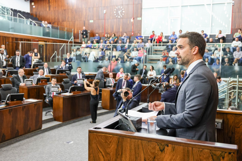 Eduardo Leite esteve na Assembleia Legislativa para ler mensagem aos deputados