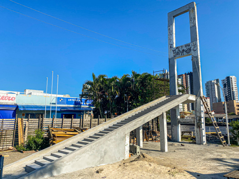 O prazo previsto em contrato para a entrega da Ponte Pênsil era abril