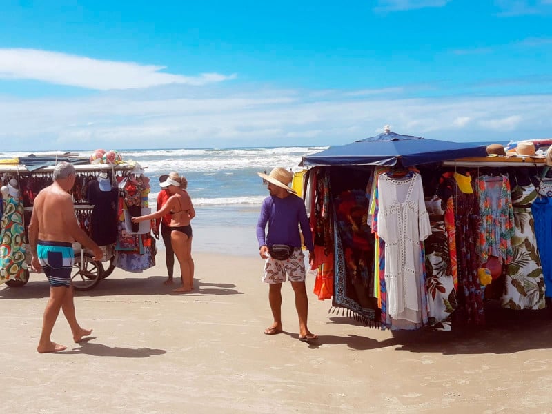 O comércio informal disputa espaço na areia com toda sorte de produtos