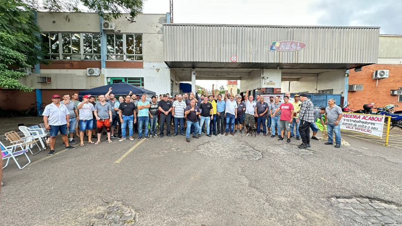 Trabalhadores protestaram na frente da garagem das empresas Real Rodovias e Hamburguesa
