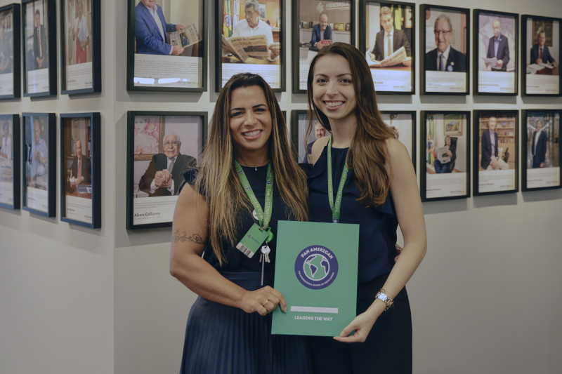 Diretora do programa brasileiro da escola, Bárbara Ribeiro, e analista de comunicação e marketing, Melanie Caffarate