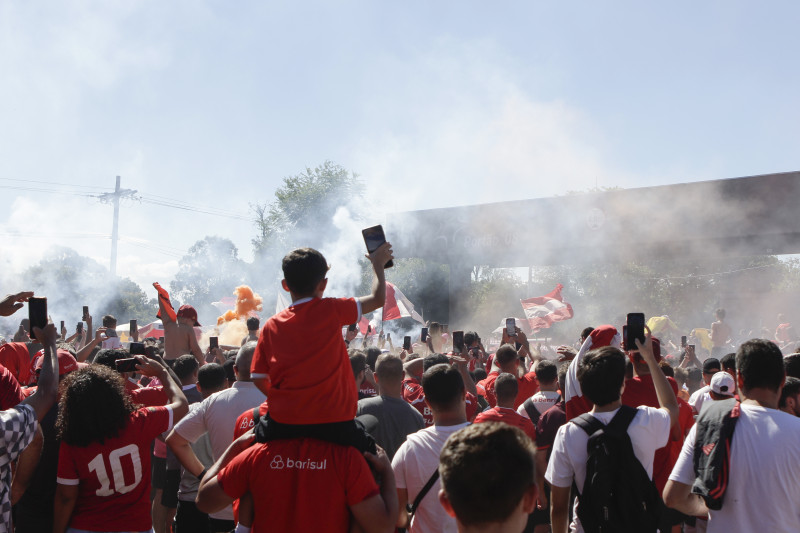 Multidão de vermelho e branco recebeu centroavante contratado pelo Inter no Aeroporto Salgado Filho